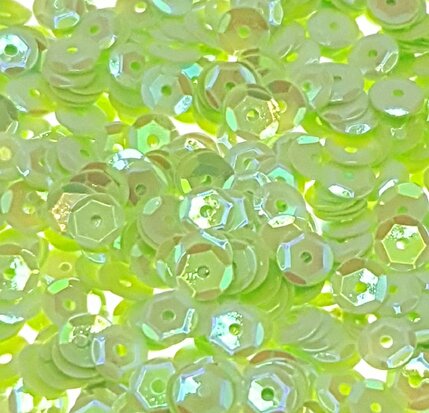 Pearlescent sequins 5mm green