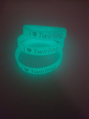 Glow in the dark armbandje I love twirling 